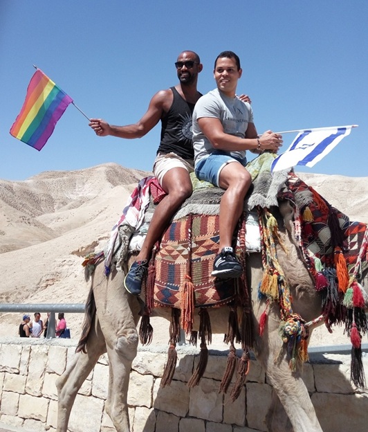 תיירים גאים בגובה פני הים (צילום: גילי הרטל)