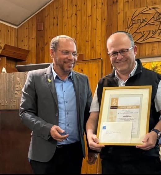 פרופ' עמנואל פרידהיים מקבל את פרס בן-צבי מידי מנכ"ל יד יצחק בן-צבי, ד"ר יניב מזומן