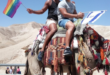 תיירים גאים בגובה פני הים (צילום: גילי הרטל)