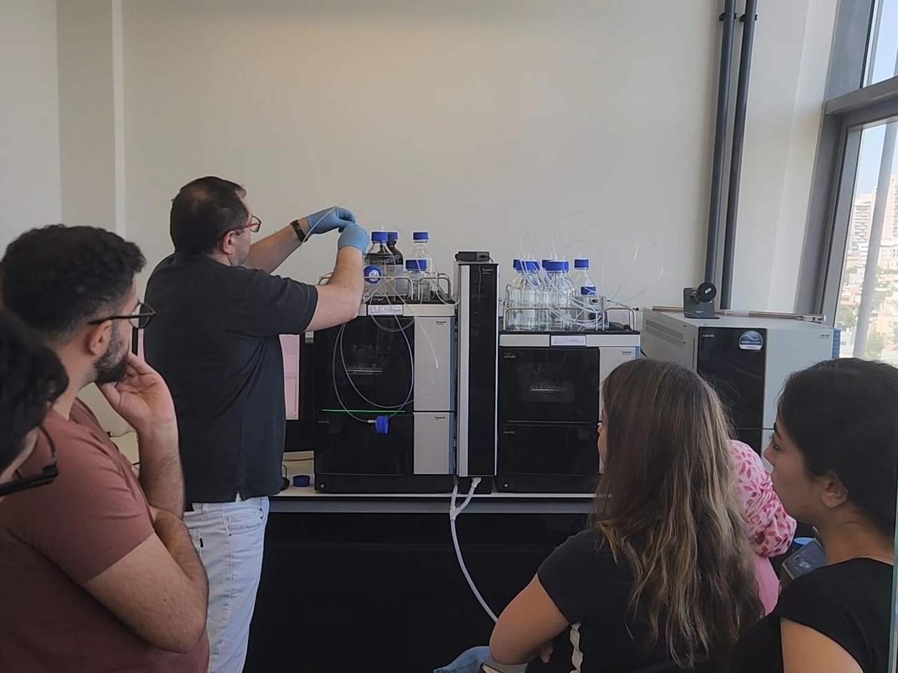 Running our first samples in the semi-preparative HPLC-MS! 