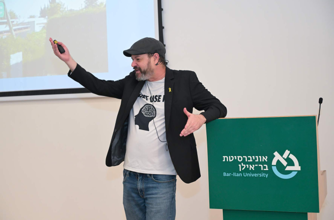 איתי הרמן עומד על במה