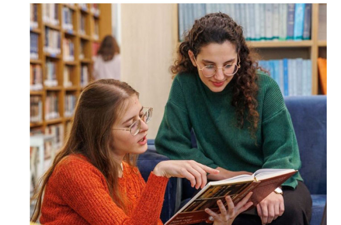 סטודנטיות לומדות 